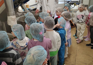 Dzieci obserwują maszyny do mieszania sera