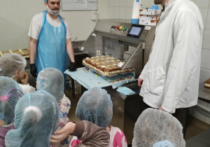 Przewodnik opowiada o procesie pakowania ciast