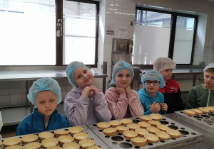 Dzieci czekają na ozdabianie babeczek