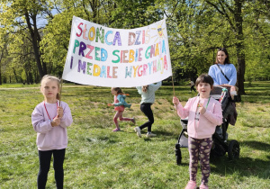 Słoneczka dzielnie kibicują