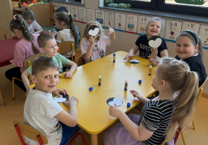 Rybki wykonują prace plastyczną