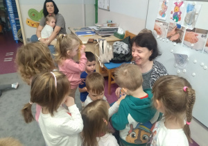 dzieci rozmawiają z bibliotekarką