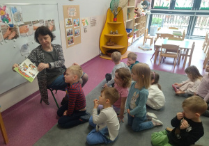 bibliotekarka czyta dzieciom książkę