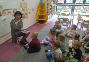 bibliotekarka rozmawia z dziećmi