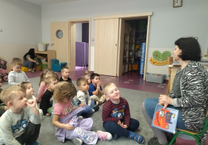 dzieci słuchają pani bibliotekarki