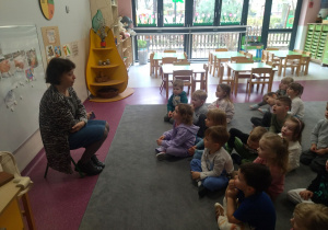 bibliotekarka i dzieci rozmawiają ze sobą