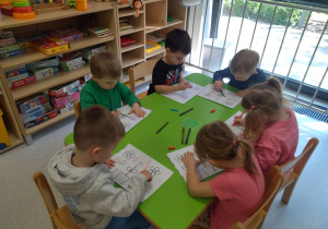 dzieci dorysowują brakujące części rysunku