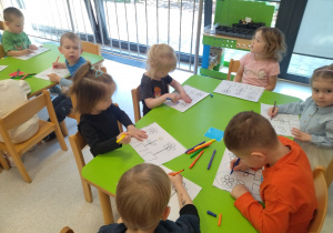 dzieci pracują przy stolikach