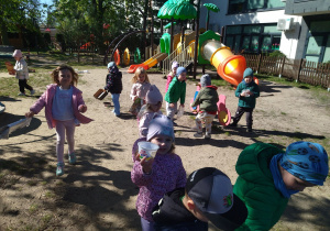 dzieci segregują śmieci