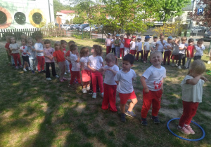 dzieci ustawione w drużynę