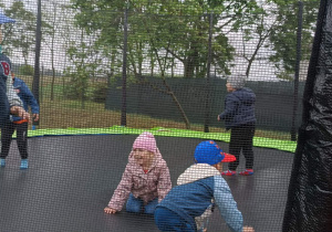 dzieci na trampolinie