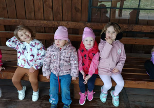dziewczynki siedzą na ławce