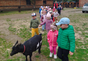 dzieci i czarna koza