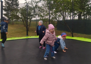 zabawa na trampolinie