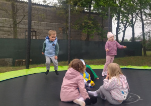 dzieci bawią się na trampolinie
