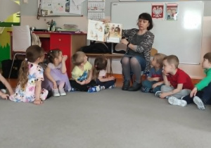 Pani Kasia czyta nam książkę.