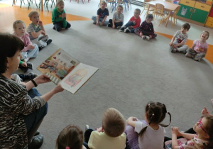 Pani Kasia czyta nam książkę.