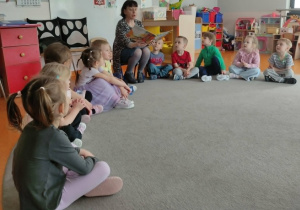 Pani Kasia czyta nam książkę.