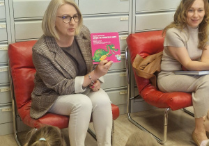 Pani wicedyrektor pokazuje ilustracje
