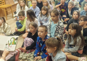Biedronki z zaciekawieniem słuchają opowiadania