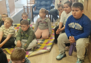Rybki i Biedronki biorą udział w głośnym czytaniu