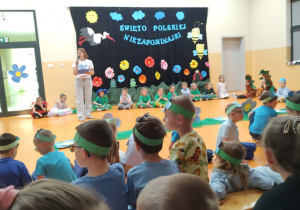Dzieci uczestniczą w uroczystości Dnia Polskiej Niezapominajki