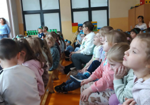 Dzieci oglądają przedstawienie o tematyce ekologicznej