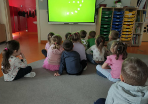 Oglądamy film edukacyjny o produktach ekologicznych