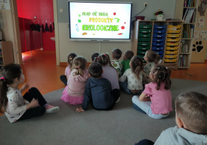 Oglądamy film edukacyjny o produktach ekologicznych