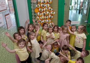 Nasza wspólna praca -pszczoły na plastrach.