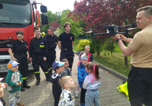 dzieci słuchają strażaka