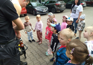 dzieci słuchają strażaków