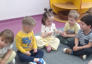 dzieci oglądają kajdanki