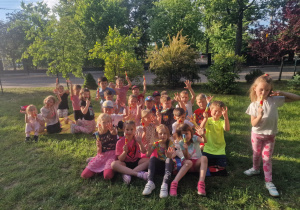 dzieci jedzą pyszne lody
