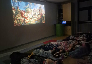 Kino Bambino-dzieci oglądają bajkę