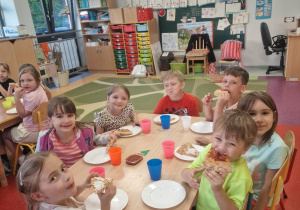 Biedronki zajadaja pyszną pizzę