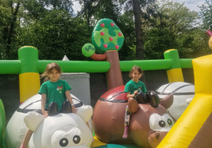 Marysia i Lilia na dmuchańcach