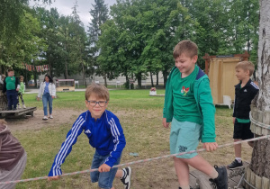 chłopcy pokonują trasę w parku