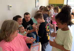 Wręczenie upominków dla rodziców