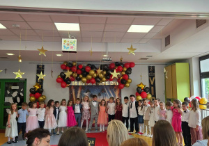 Dzieci podczas wspólnego śpiewania piosenki