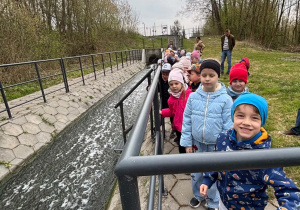 Oczyszczona woda wpływa do rzeki