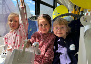 Dziewczynki siedzą w autobusie