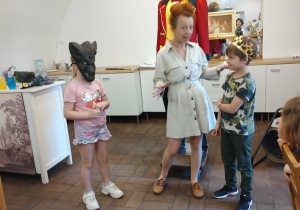 Dzieci uczestniczą w warsztatach o Panu Kleksie