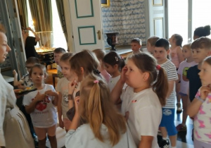 Dzieci zwiedzają pałac i zadają pytania