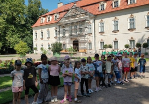 Wspólne zdjęcie grupowe przed pałacem