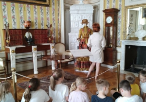 Pani przewodniczka opowiada o wystroju pałacu