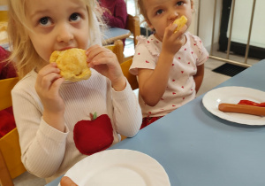 Dziewczynka je ciastko z jabłkiem