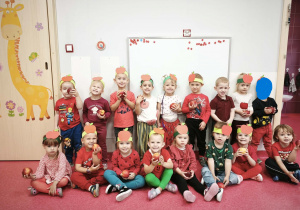 Dzieci pozują do zdjęcia grupowego