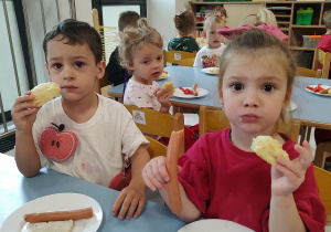 Dzieci jedzą ciastka z jabłkami