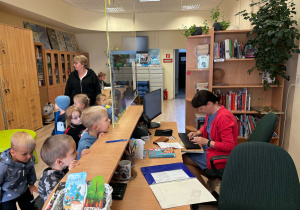 Niedźwiadki wizyta w bibliotece